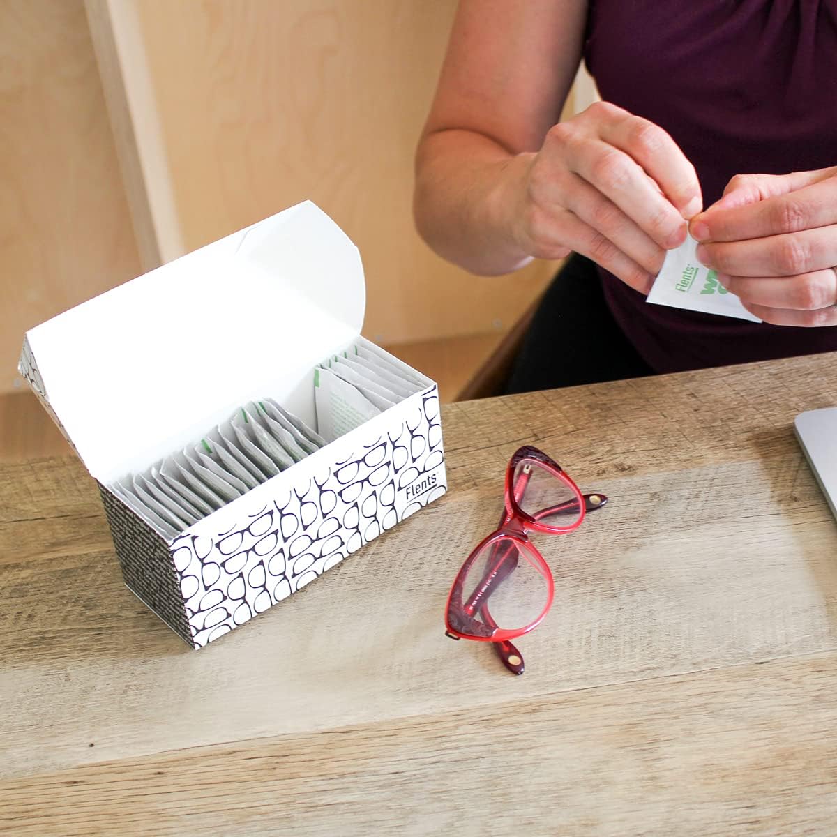 Flents Wipe N Clear Biodegradable Lens Wipes Assorted Box Patterns 25 Count (Pack of 1) : Health & Household