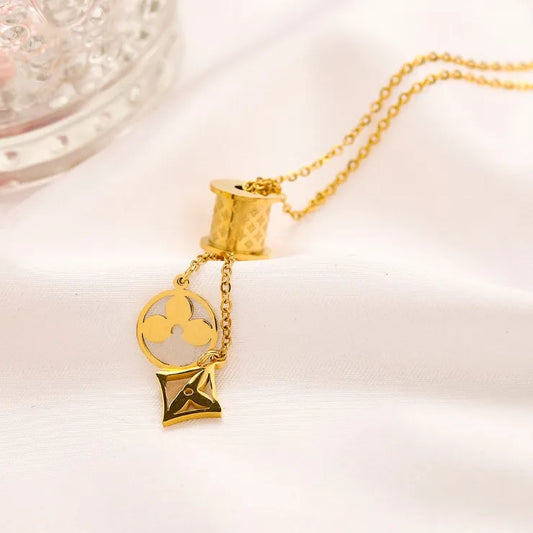 18K Gold Small Tassel Pendant Necklace – High-End Short Necklace with Four-Leaf Flower, Fashionable & Elegant