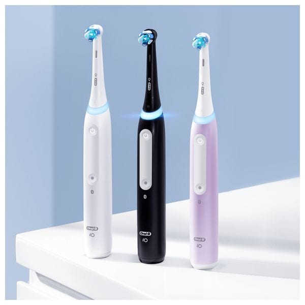 Oral-B Io4 White Electric Toothbrush + Travel Case
