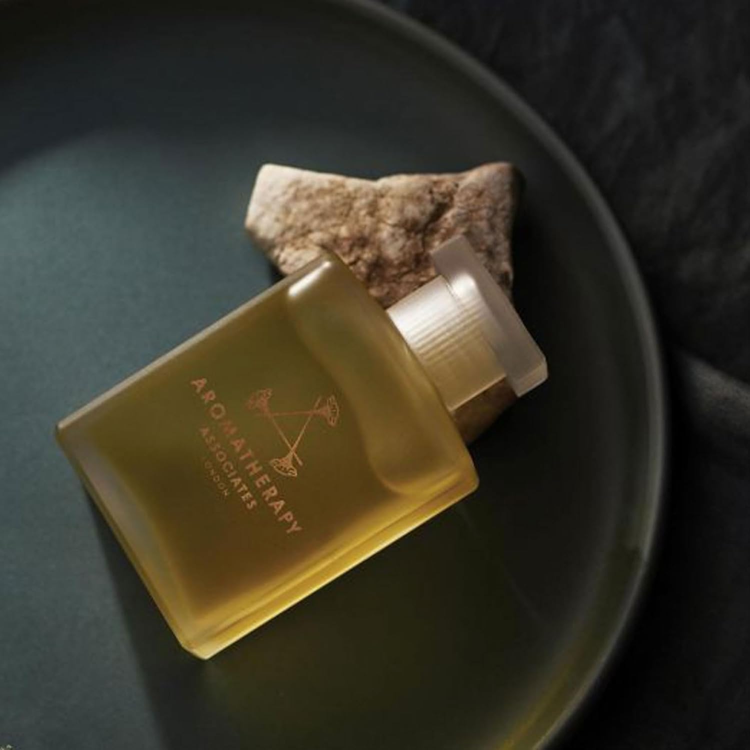 Aromatherapy Associates Rose Shower Oil 250 ml - Enrich Skin & Uplift The Senses with rejuvenating, Therapeutic Rose Essential Oil, Geranium, Palmarosa, Luxurious Oil-to-Milk Formula : Amazon.co.uk: Beauty