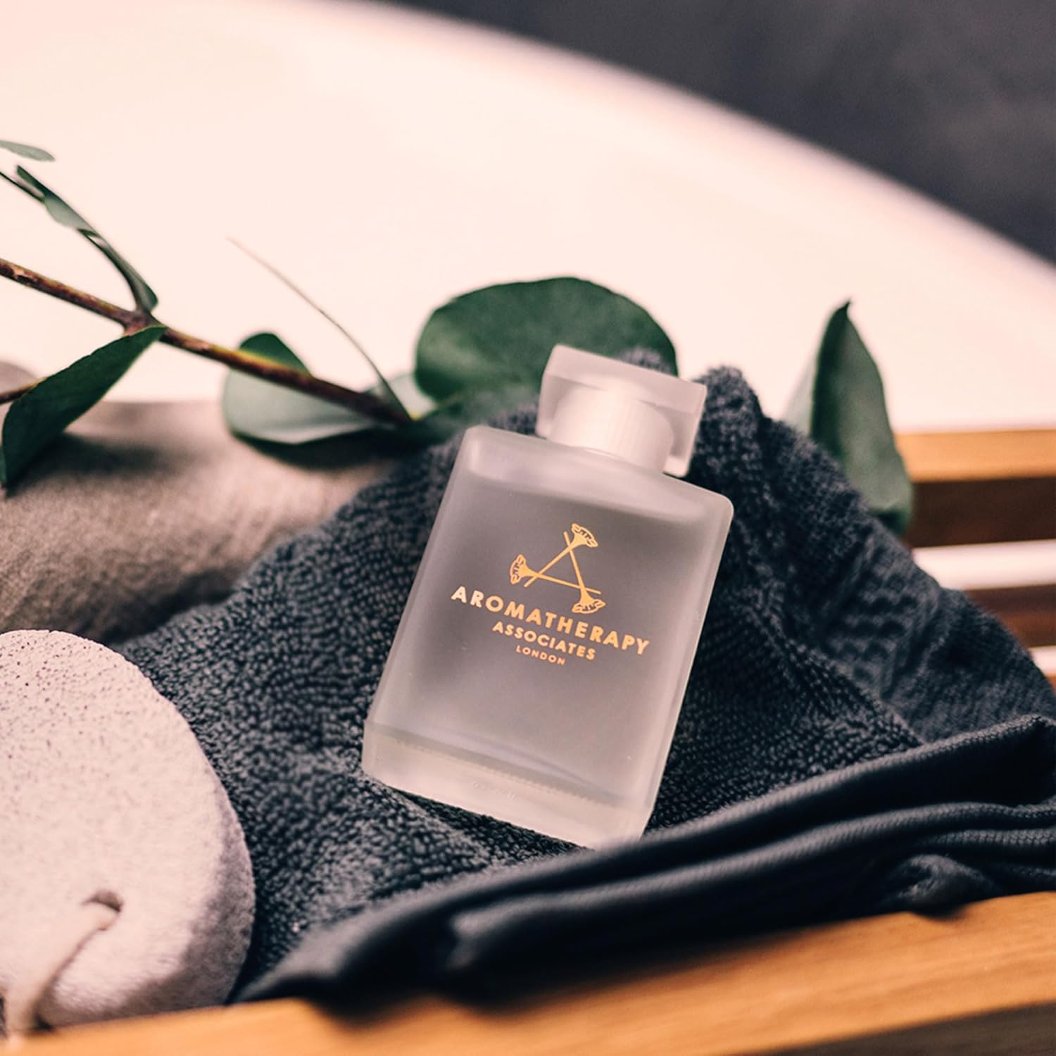 Aromatherapy Associates Revive Shower Oil 250 ml, Energise & Awaken with Our reviving, Therapeutic Essential Oil Blend of Grapefruit, Rosemary & Juniper Berry. Luxurious Oil-to-Milk Formula : Amazon.co.uk: Beauty