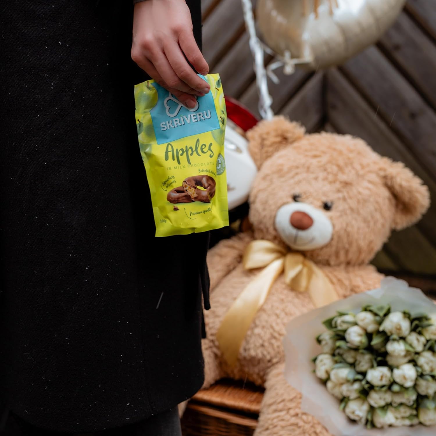 SkrVeru Apples In Milk Chocolate 100G – Belgian Chocolate Coated Dried Apples, Sweet & Tangy Treat, No Artificial Colors Or Preservatives, Made With Premium Ingredients, 100% Recyclable Packaging