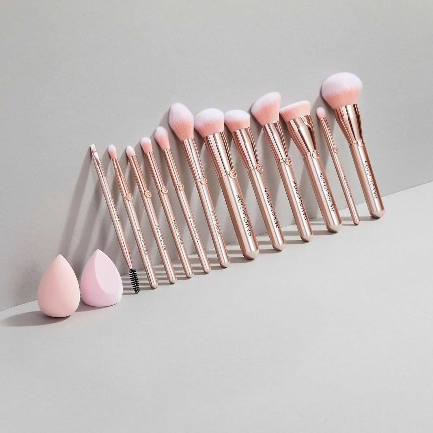 Revolution, Revolution Create Fluffy Blending Brush (R4), Makeup Brush for Eyeshadow & Highlighter, Vegan & Cruelty-Free : Amazon.co.uk: Beauty