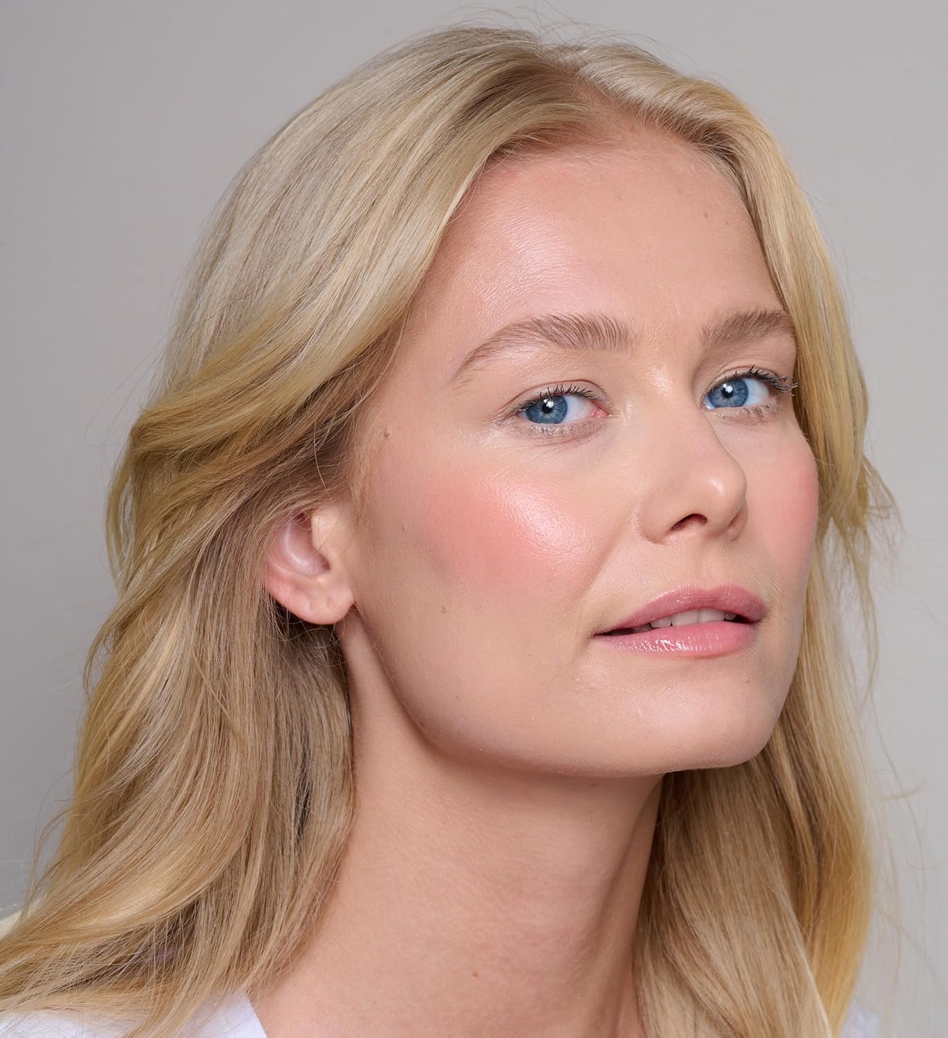 Mii Cosmetics Cheek Veil Liquid Blush | Weightless Liquid Blusher for Cheeks | Brightens with a Natural, Healthy Glow | Buildable & Blendable Makeup Blush | Soft Warm Peach | Radiance | 7ml : Amazon.co.uk: Beauty