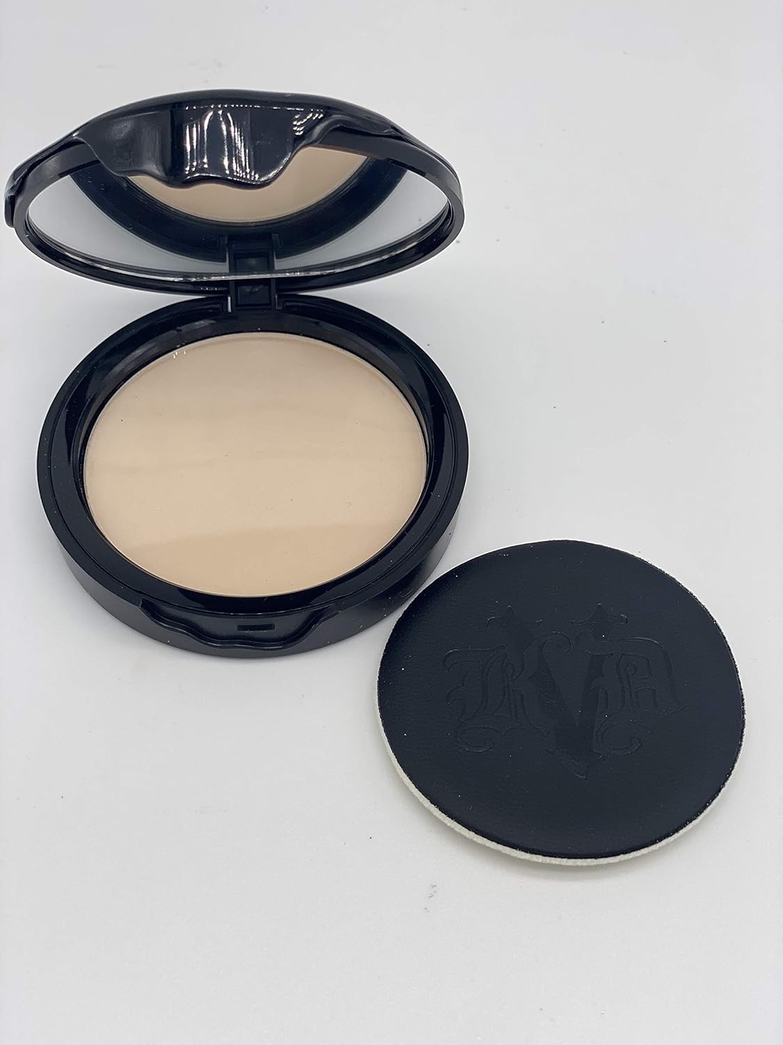 Kvd Beauty Lock-It Refillable Mattifying Pressed Finishing Powder Light : Beauty & Personal Care