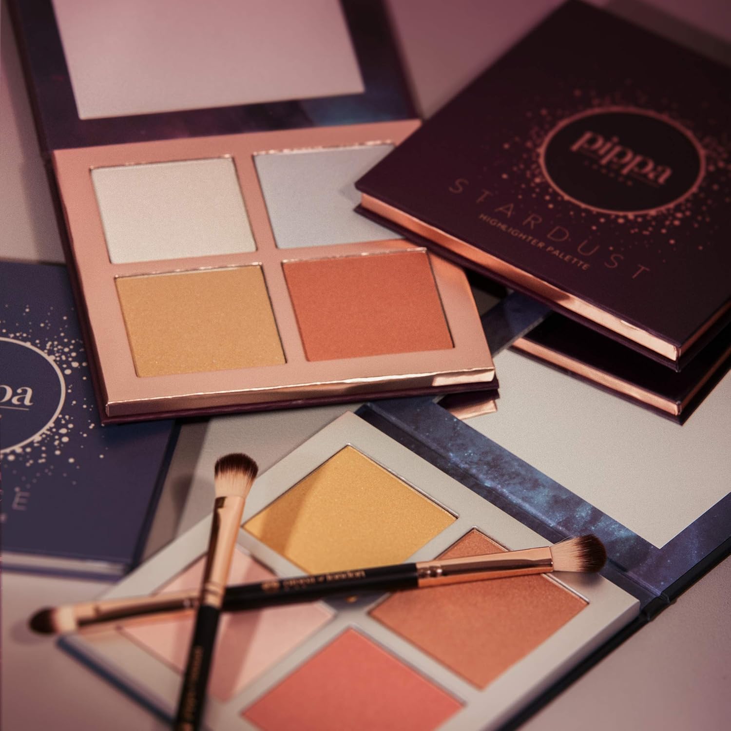 Pippa of London Eclipse Highlighter Palette 381 Make Up for Cheeks and Face with 4 Luxury Highlighters in a Silver Gold Case with Mirror : Amazon.co.uk: Beauty