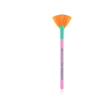 Catrice Who I Am Highlighter Brush