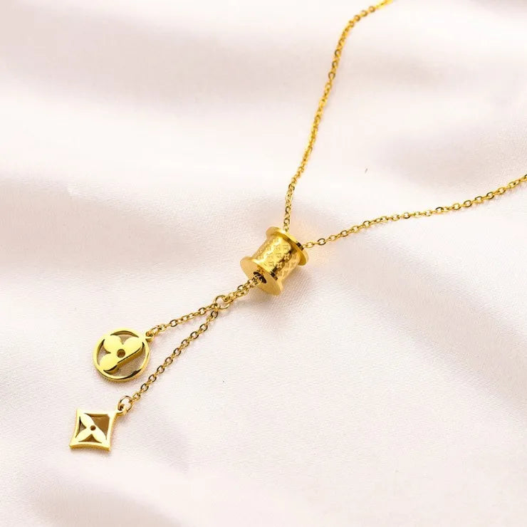 18K Gold Small Tassel Pendant Necklace – High-End Short Necklace with Four-Leaf Flower, Fashionable & Elegant